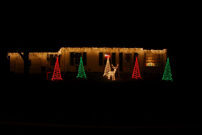 Mommoms, House, Farmingdale, Putting, up, Christmas, Lights, time