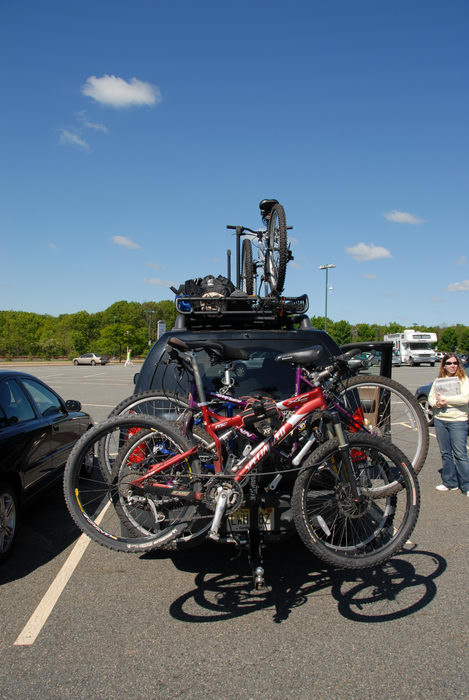 2006 Nissan Xterra, bikes, parking lot