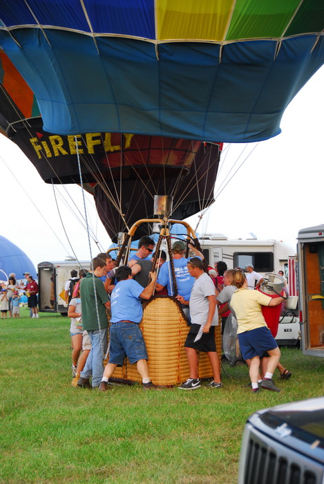 hot air balloon, grass, people, basket, rushing, ropes