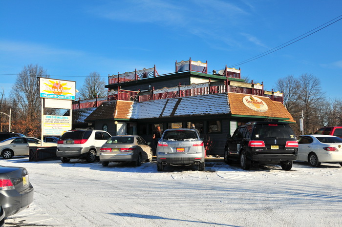 Mariners Cove, parking, cars, building, Blue Sky And, restaurant